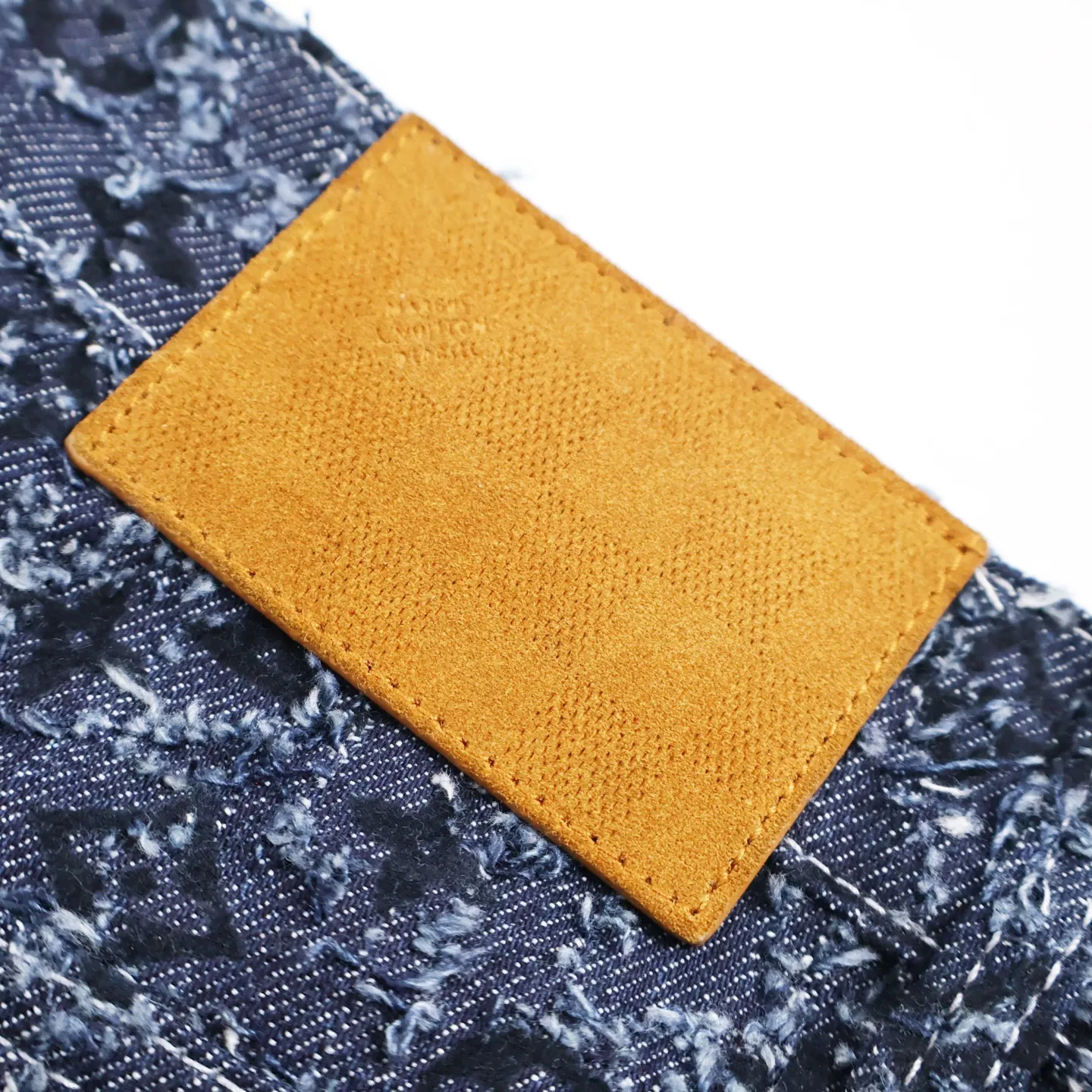 🅿️680 1v 25FW fringed jeans. Original version 17,800. Purchased at the first time through ZP operation. The retro siro jacquard exposed yarn fabric is washed and polished with sand and stone to form an old texture. The color is too natural. The whole dress does not cut corners. The minimum size is 3 pounds. Heavy jacquard fringe craftsmanship creates the ultimate artistic sense. You can see how complex the craftsmanship of this dress is when you look at the actual thing. The leather tag on the waist has an iron mold pattern in the same color and is made of genuine first-layer cowhide suede. It is different from the vague versions on the market. The lacquered copper bright lettering is clear and delicate, environmentally friendly, fixed and spray-dyed. The sewing tube inside the clothes is hemmed with threads. The workmanship is fine and perfectly restored. It beats all versions on the market instantly. Size:30-32-34-36